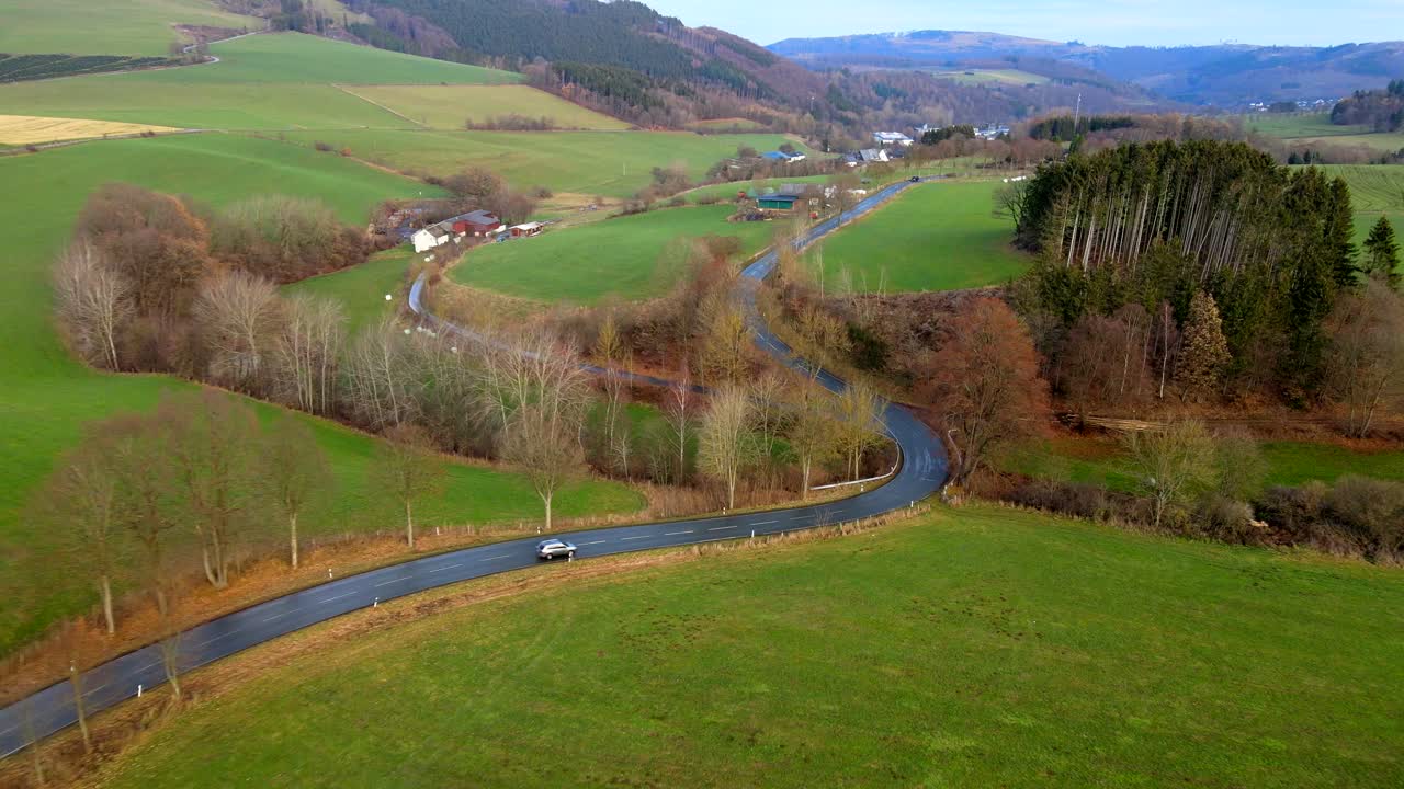 la belleza de bruchhausen se despliega: una vista aérea del paisaje al amanecer