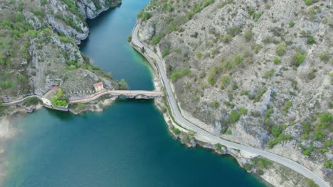 vista de drones del puente sobre el hermoso lago di san domenico en abruzzo, italia
