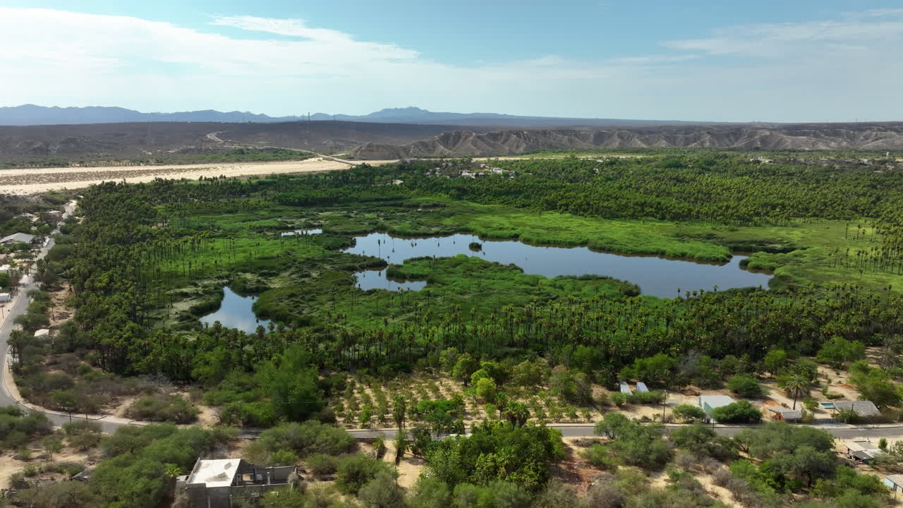 vista aérea alrededor del oasis del mirador santiago de yolá, en la soleada baja california sur de méxico