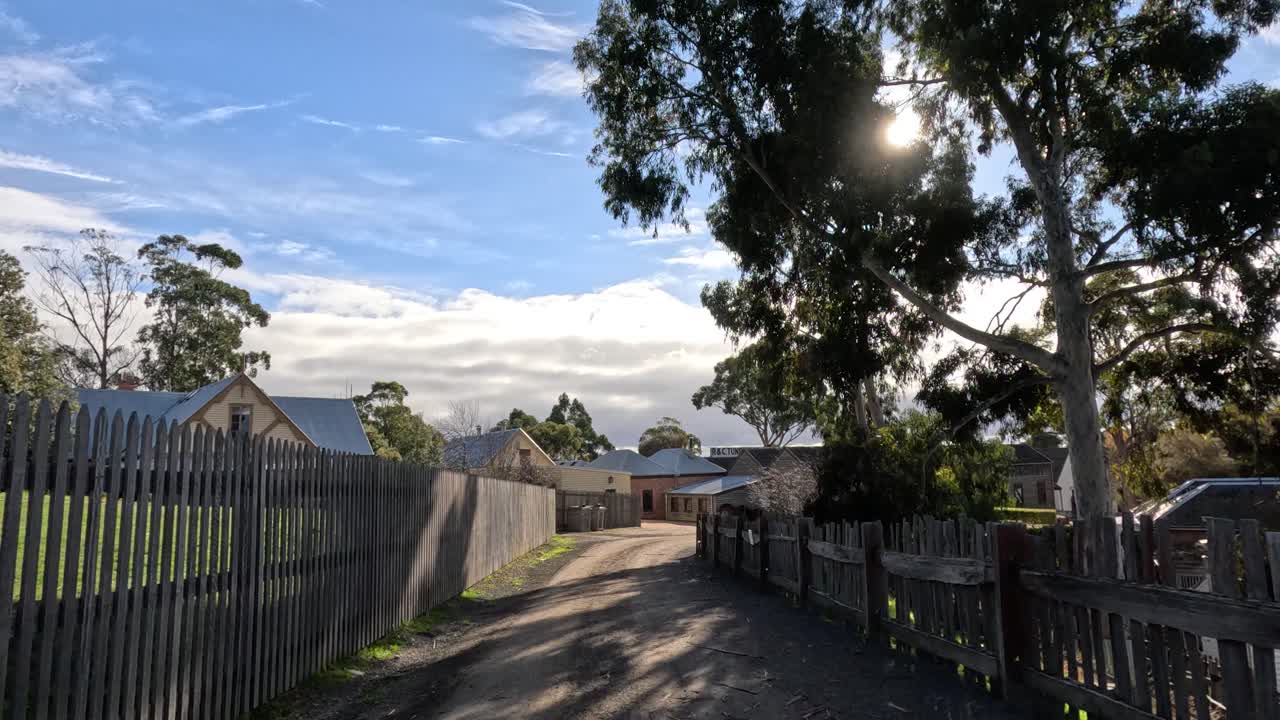 주권 언덕 마을을 가로질러 은 산책