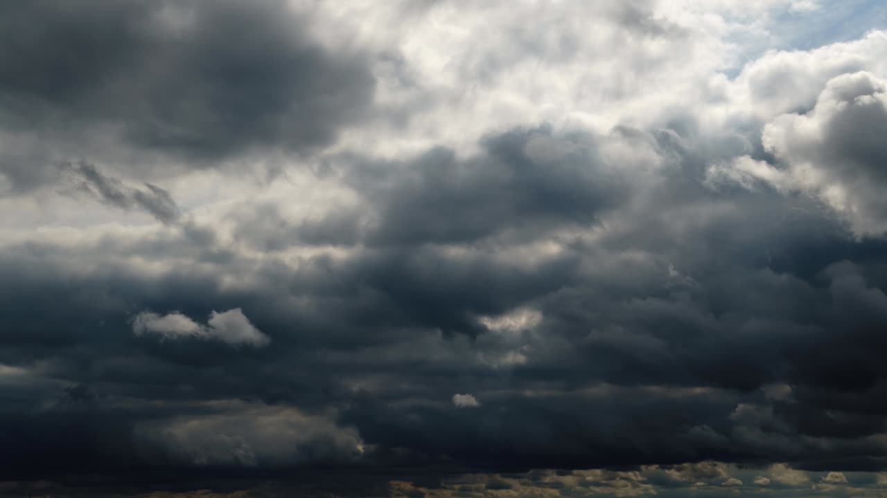 hermoso cielo oscuro dramático con nubes tormentosas el tiempo transcurre antes de la lluvia