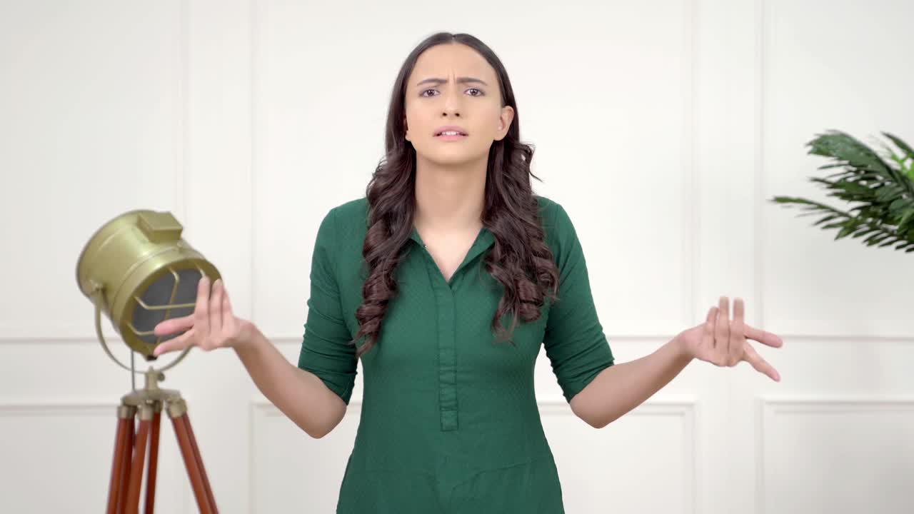 chica india confundida haciendo preguntas