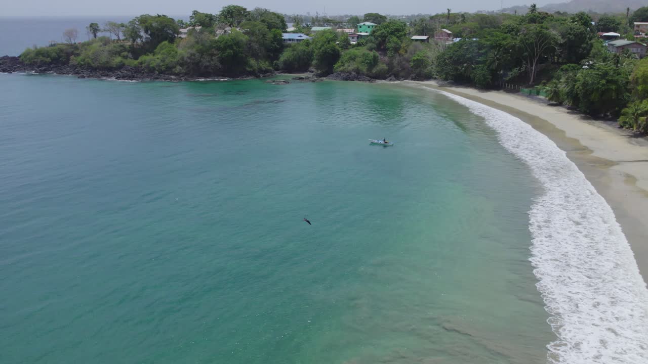vista aérea de un hombre pescando desde un barco en la isla caribeña de tobago acercar