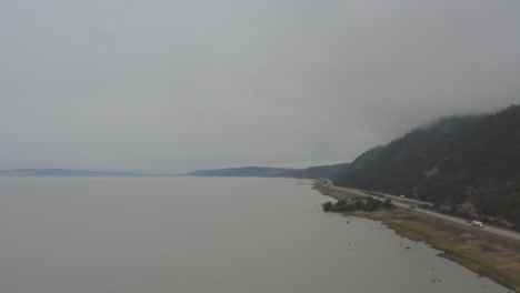 Drohne-Fliegt-Neben-Der-Autobahn-Neben-Lake-George,-Akt