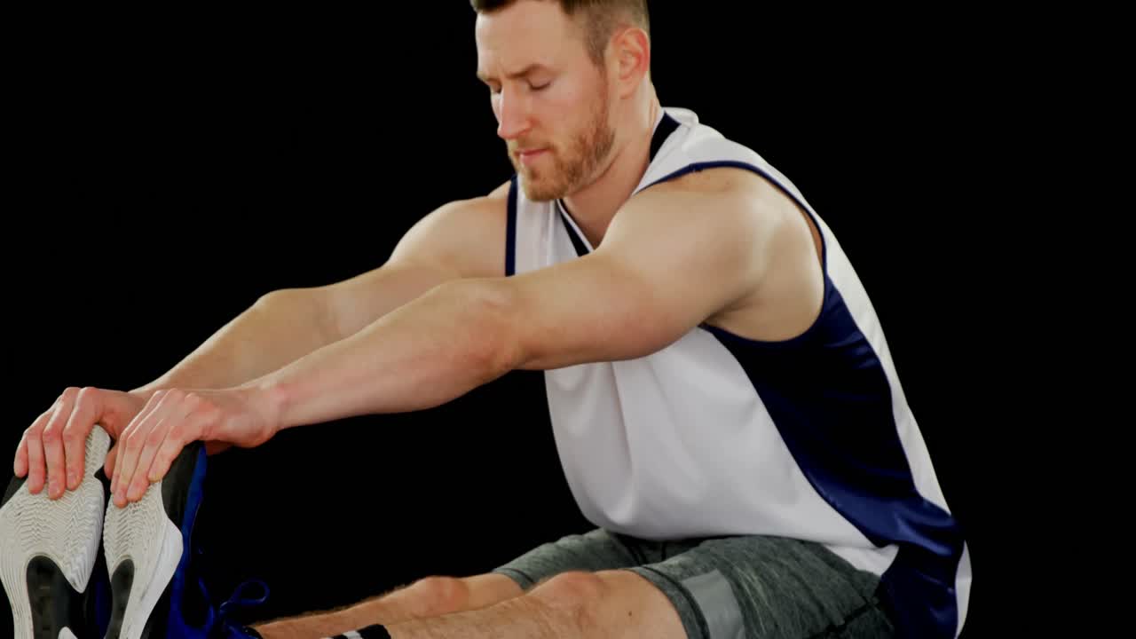 mujer de negocios hablando por teléfono móvil en la escalera mecánica 4k