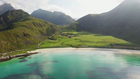 Imágenes-Amplias-Y-Reveladoras-De-Drones-De-La-Playa-De-Vik-Y-Hauklandstranda-Noruega,-Toma-Aérea-De-La-Costa-Con-Agua-Azul-Turquesa