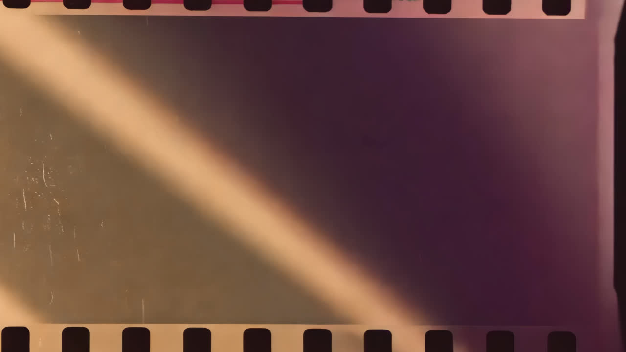 Sovrapposizione animata con design cornice di pellicola vintage, video 4K trasparente, canale alfa, ProRes 4444