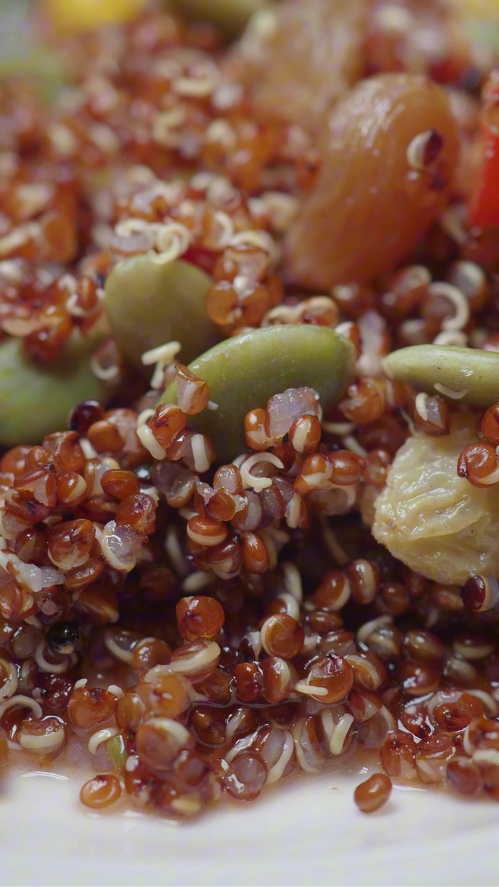 Tampilan dekat Salad Quinoa Merah Sehat dengan Biji Labu dan Kismis
