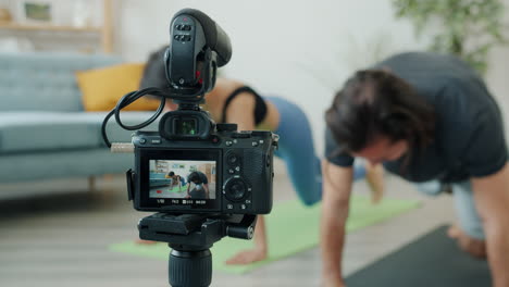 pareja haciendo yoga en casa