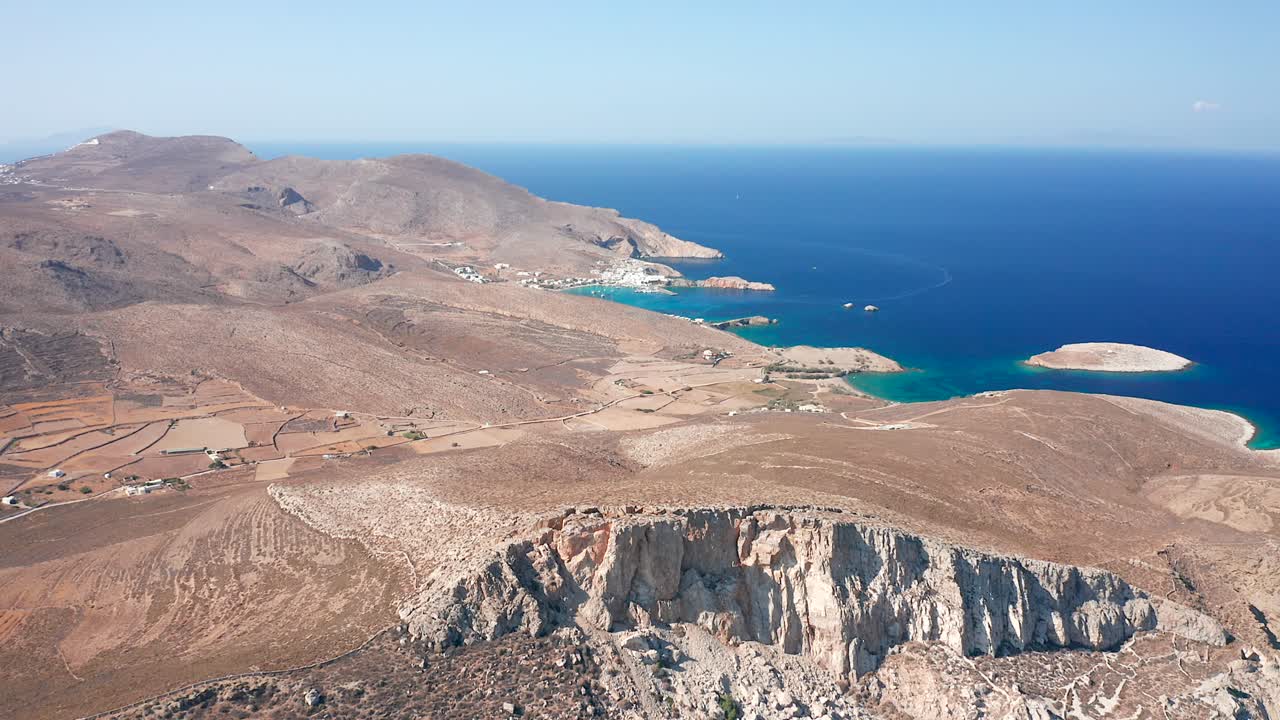 drone ascendente plano general árido paisaje de montañas karavostasis, isla folegandros