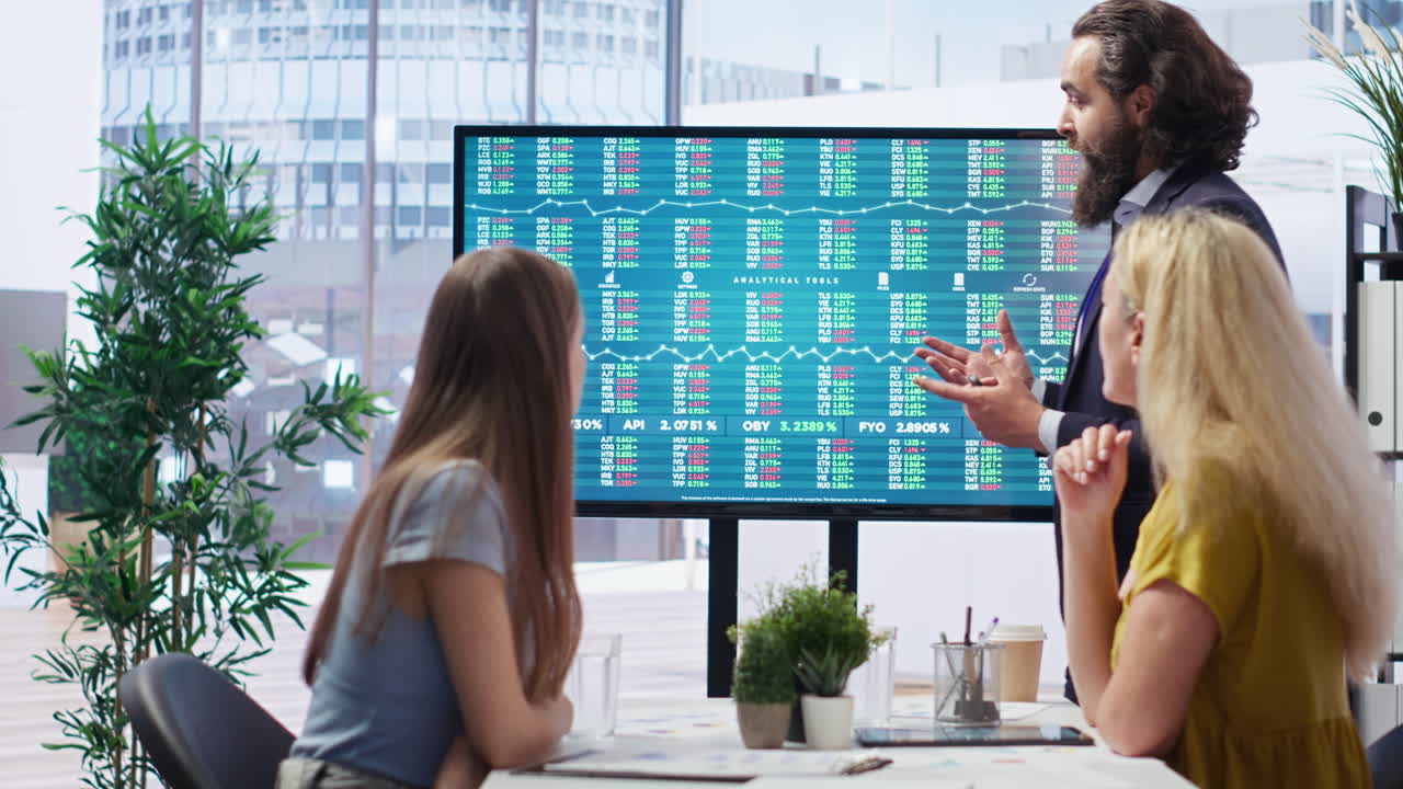 corredor en la oficina que proporciona análisis de valoración de la bolsa de valores para los clientes