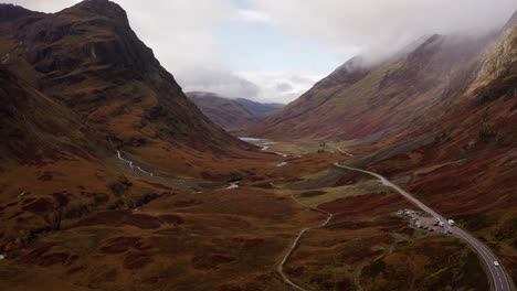 antena - vista épica de glencoe, las tierras altas escocesas, escocia, plano general inverso