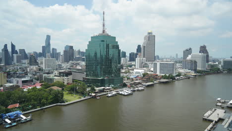 lapso de tiempo, tráfico de barcos en la ciudad del río chao phraya de bangkok, tailandia