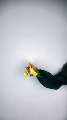 노란 꽃이 달린 여자의 팔
