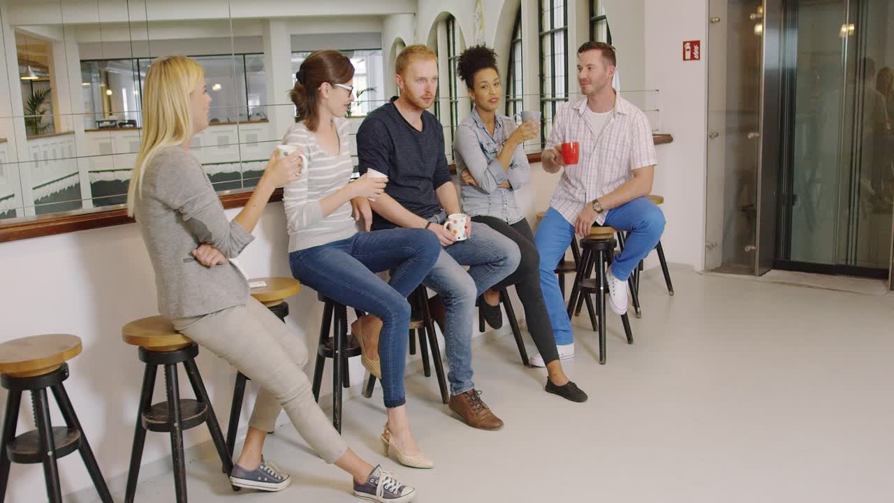 gente tintineando con tazas de café
