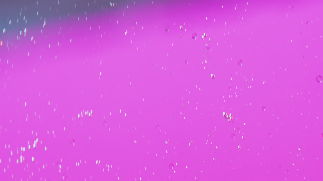 animación de burbujas que se mueven sobre un fondo púrpura con espacio de copia