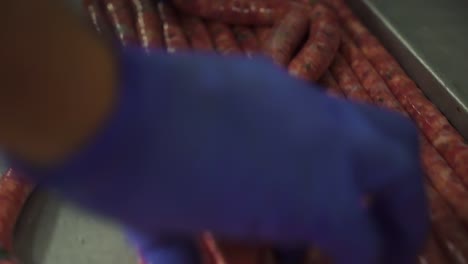 지역 도매업자가 만든 향신료로 만든 신선한 맛있는 소시지