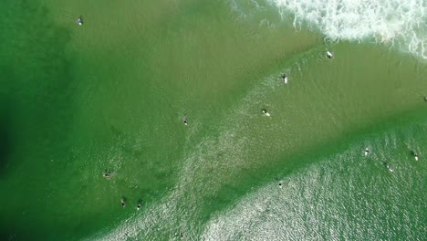 Mirando-Hacia-Abajo-A-Los-Surfistas-En-Una-Playa-Popular,-En-Surfers-Paradise,gold-Coast-Australia