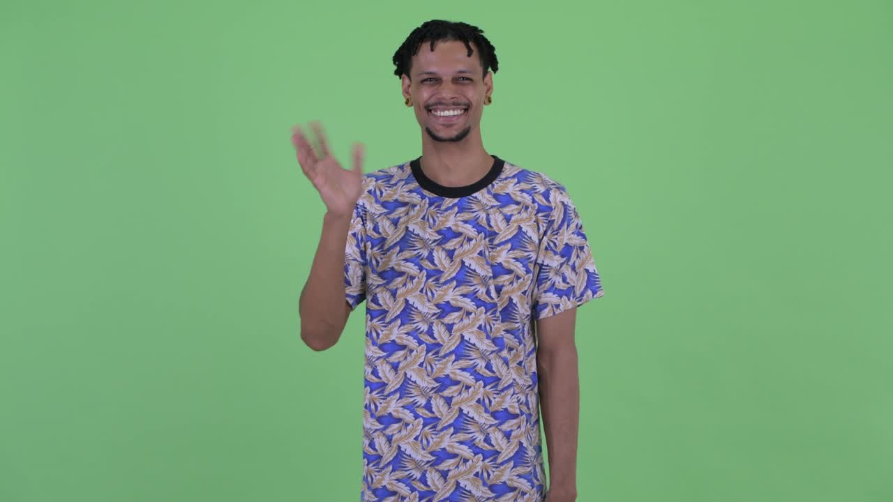 joven y guapo hombre africano con dreadlocks