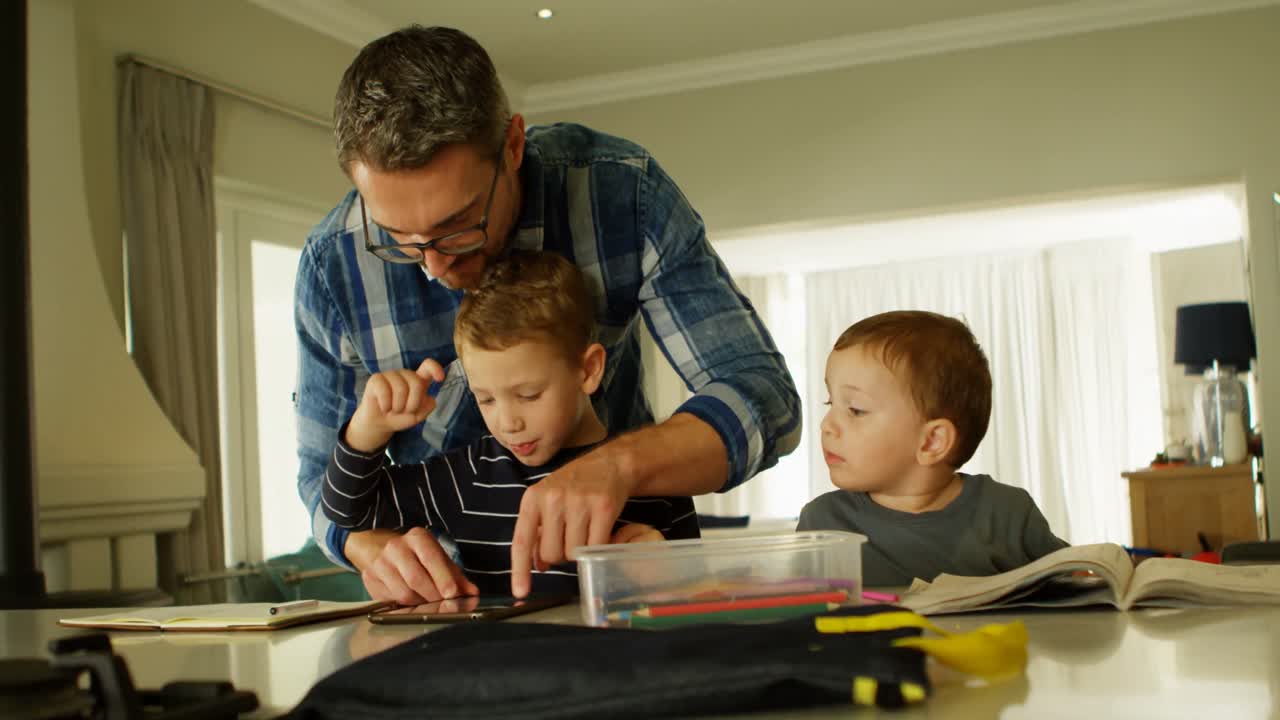 padre y hermanos usando tableta digital en la sala de estar 4k