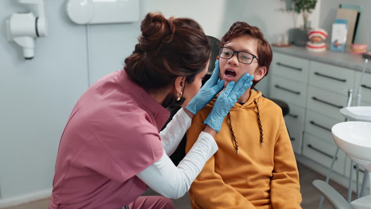 un niño que se revisa los dientes en el dentista