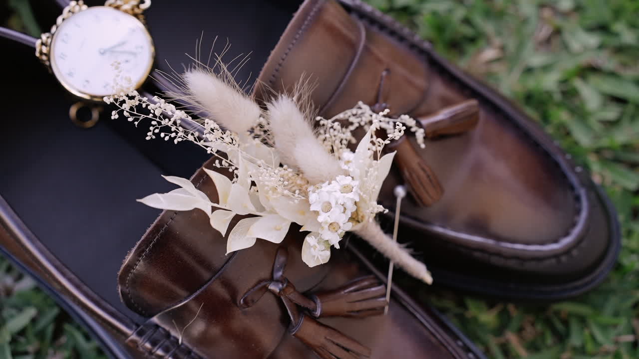 클래식 로퍼에 빈티지 주머니 시계