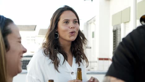 Smiling-young-woman-with-long-hair-talking-to-friends