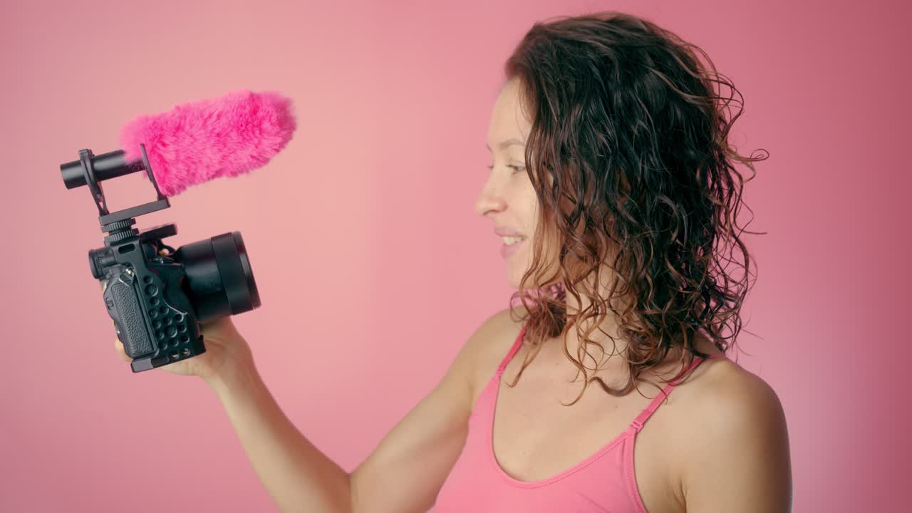 Mujer grabando un video con cámara y micrófono