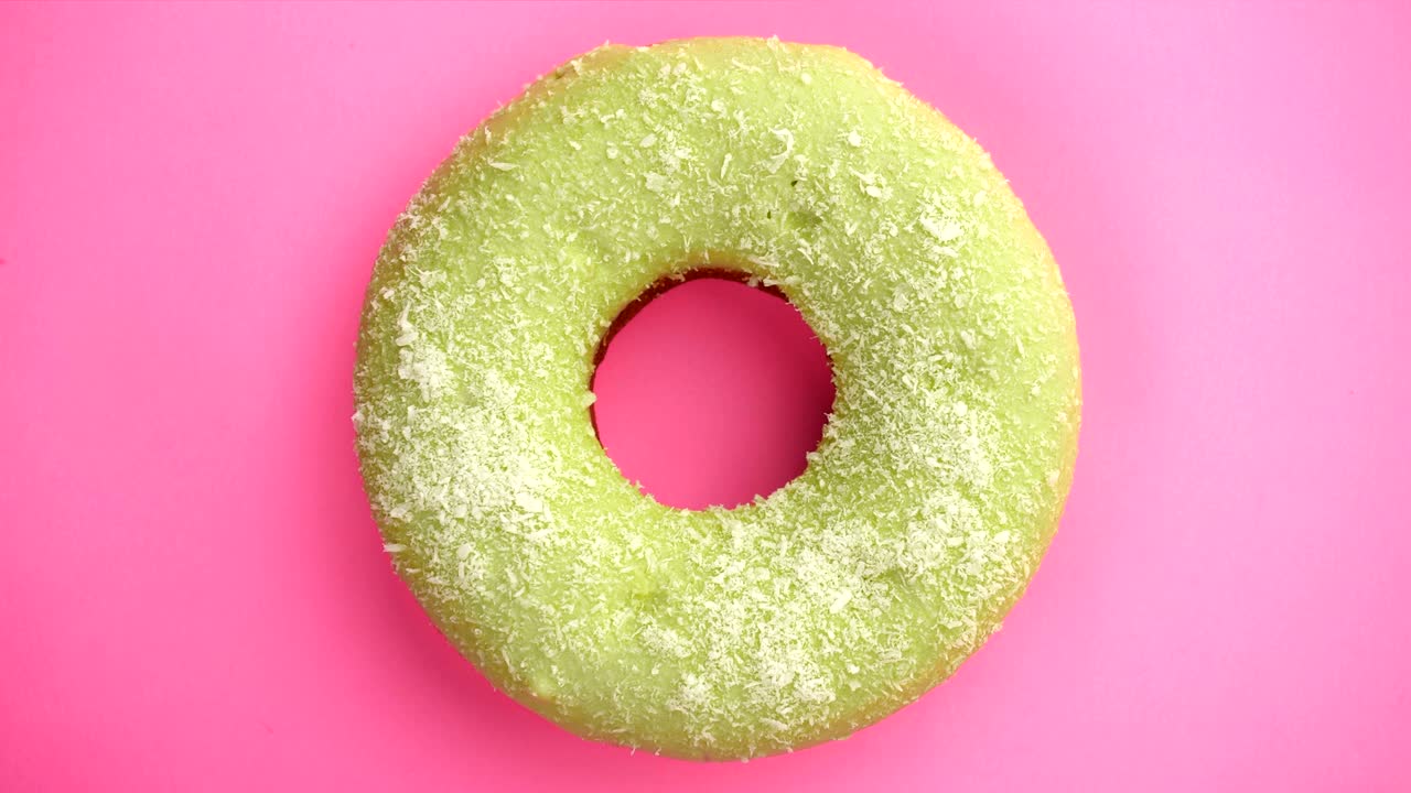 el donut glazado de primer plano.