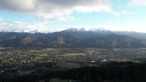 Vista-Aérea-De-La-Ciudad-De-Esquí-De-Zakopane-En-Polonia