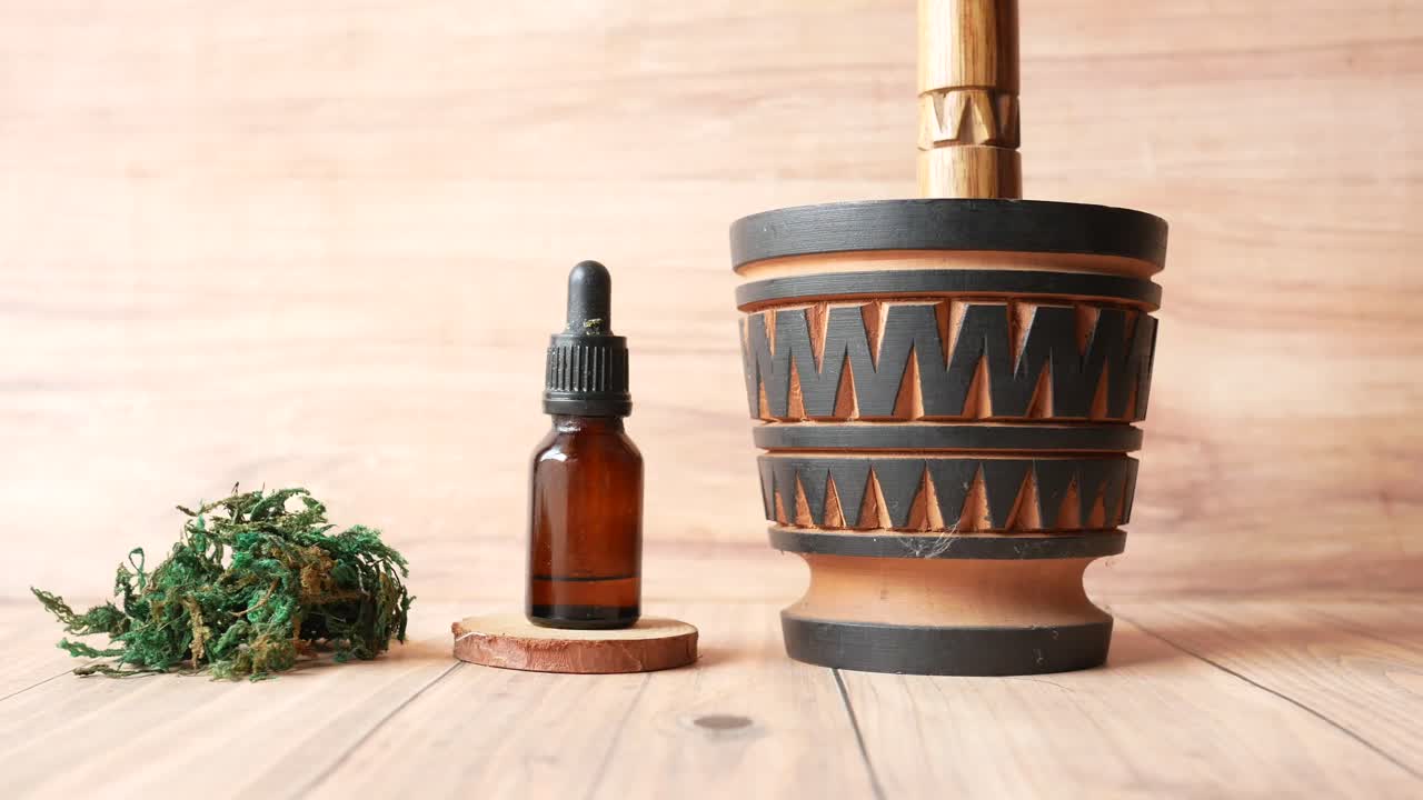 Lumpang dan Alu Kayu dengan Minyak Atsiri dan Bahan Herbal