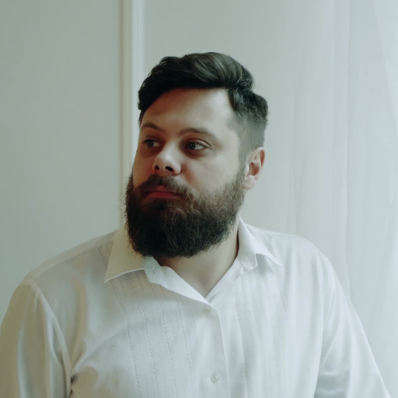 Uomo barbuto in studio