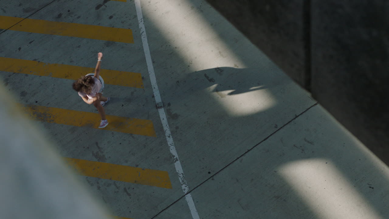 bailarina joven bailarina de calle con afro bailando en la ciudad realizando movimientos contemporáneos disfrutando de la danza freestyle urbana por encima de la vista
