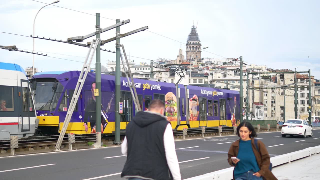 터키 이스탄불 의 다리 에 있는 트램 과 뒷면 에 있는 갈라타 타워