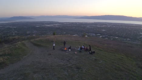 Grupo-De-Amigos-Disfrutan-De-La-Puesta-De-Sol-En-La-Parte-Superior-De-La-Puesta-De-Sol-Del-Lago-Utah-En-El-Fondo