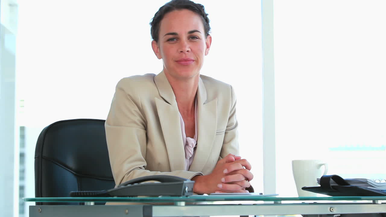 mujer bien vestida trabajando