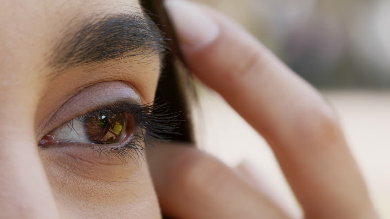 primer plano del ojo de una mujer.