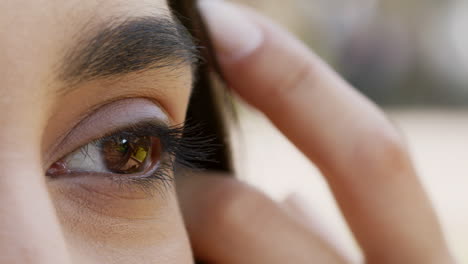 primer plano del ojo de una mujer.