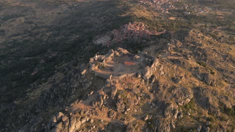 Ruinas-Del-Castillo-De-Monsanto-Y-Pueblo-Antiguo-En-Segundo-Plano-Al-Amanecer,-Portugal