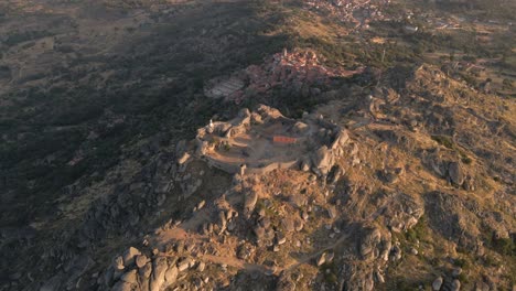 ruinas del castillo de monsanto y pueblo antiguo en segundo plano al amanecer, portugal