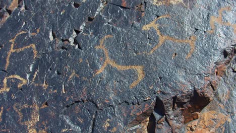 tallas antiguas neolíticas en piedra negra