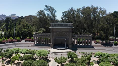 Toma-Aérea-De-Primer-Plano-Del-Templo-De-La-Música-Spreckles-En-El-Parque-Golden-Gate,-San-Francisco