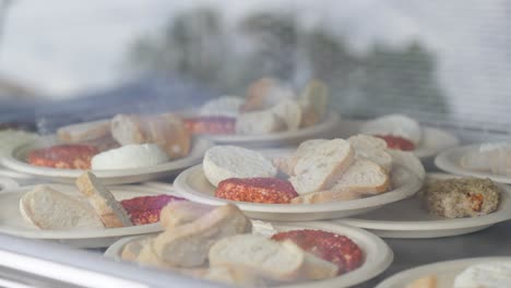 disparo en órbita lenta de una gran colección de pan y queso revestido para los invitados