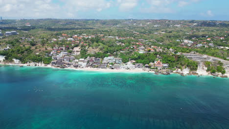 la costa de uluwatu brilla bajo el sol de bali.