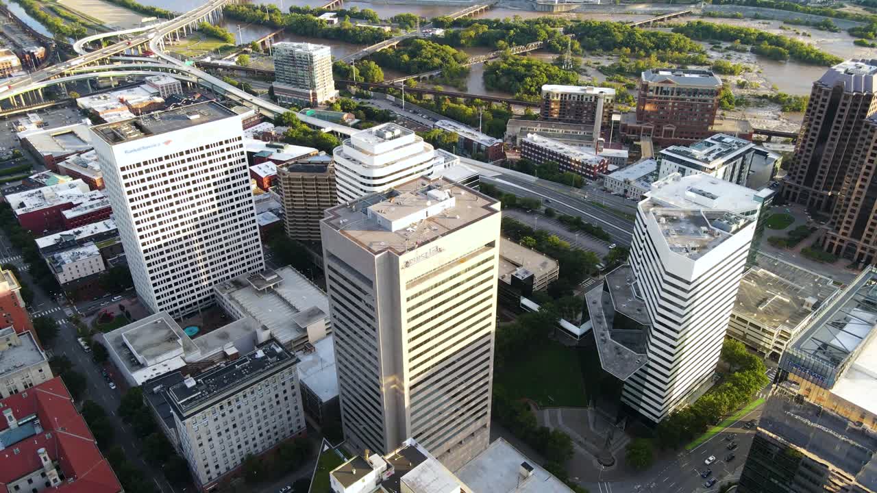 centro de la ciudad y frente al río en richmond, virginia | vista aérea panorámica hacia arriba | verano 2021