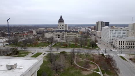 edificio del capitolio del estado de kansas en topeka, kansas con video de avión no tripulado moviéndose en tomas medias