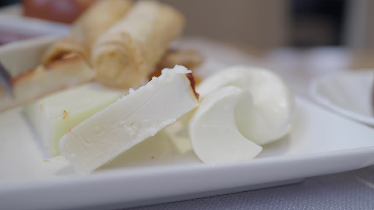 desayuno turco con queso blanco, huevos y otras golosinas