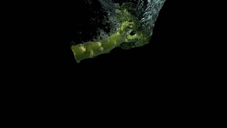 animación de formas rojas sobre brócoli sobre fondo negro.