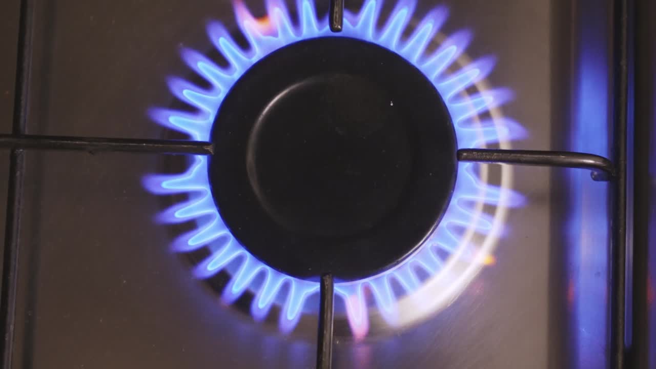 위쪽 전망: 가스 스토브의 버너에 불이 켜집니다.