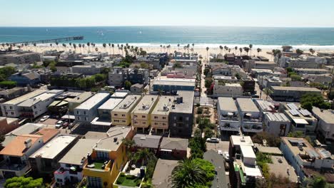 Venedig-Kanäle-Mit-Strandküste-Im-Hintergrund-In-Los-Angeles